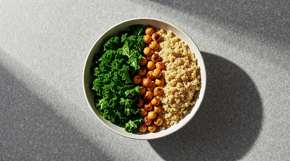 Frisches Gemüse und Vollkornprodukte auf einem Steintisch